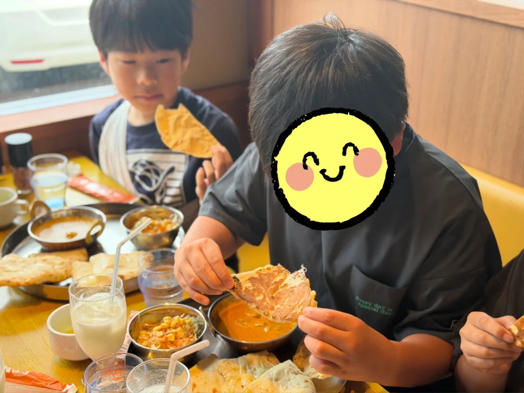 インドカレー店MINAで大きなナンとカレーを楽しむにこにこスイッチの子どもたち
