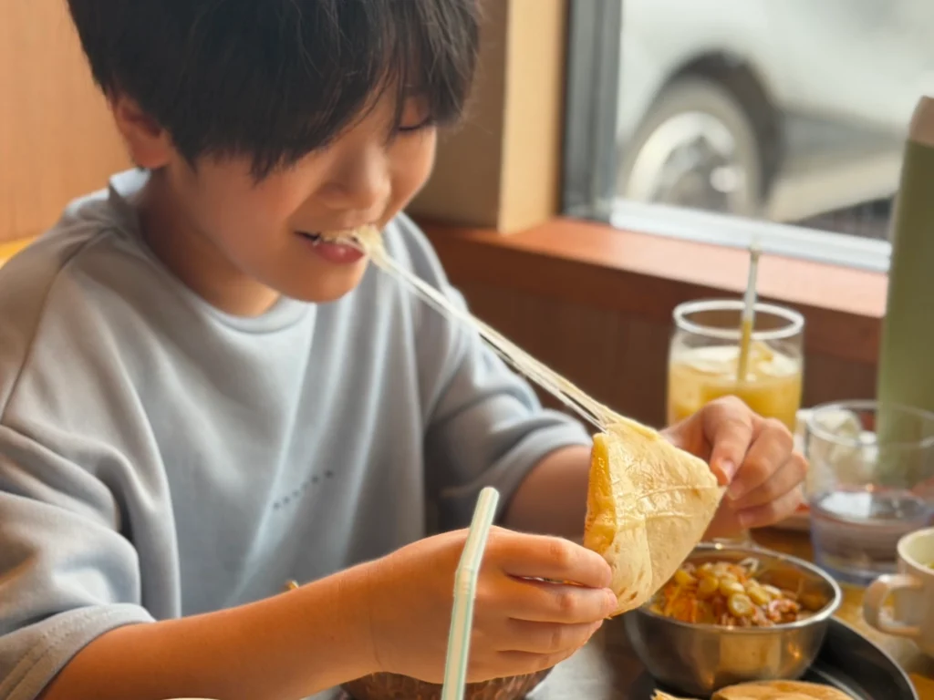 インドカレー店MINAで大きなナンとカレーを楽しむにこにこスイッチの子どもたち