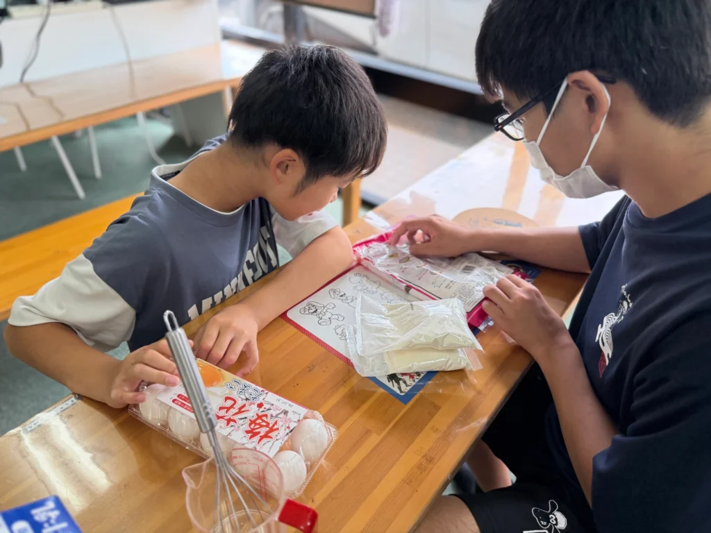 クレープとブロック型カステラ作りに挑戦するにこにこスイッチの子どもたち