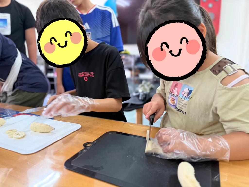 クレープとブロック型カステラ作りに挑戦するにこにこスイッチの子どもたち