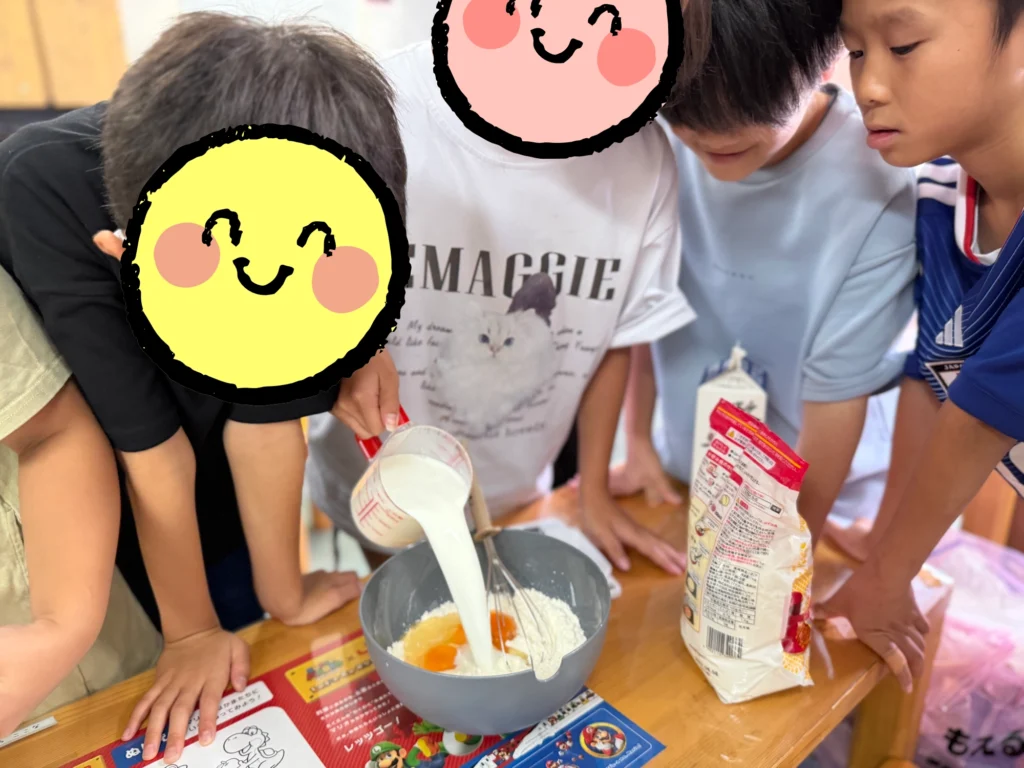 クレープとブロック型カステラ作りに挑戦するにこにこスイッチの子どもたち