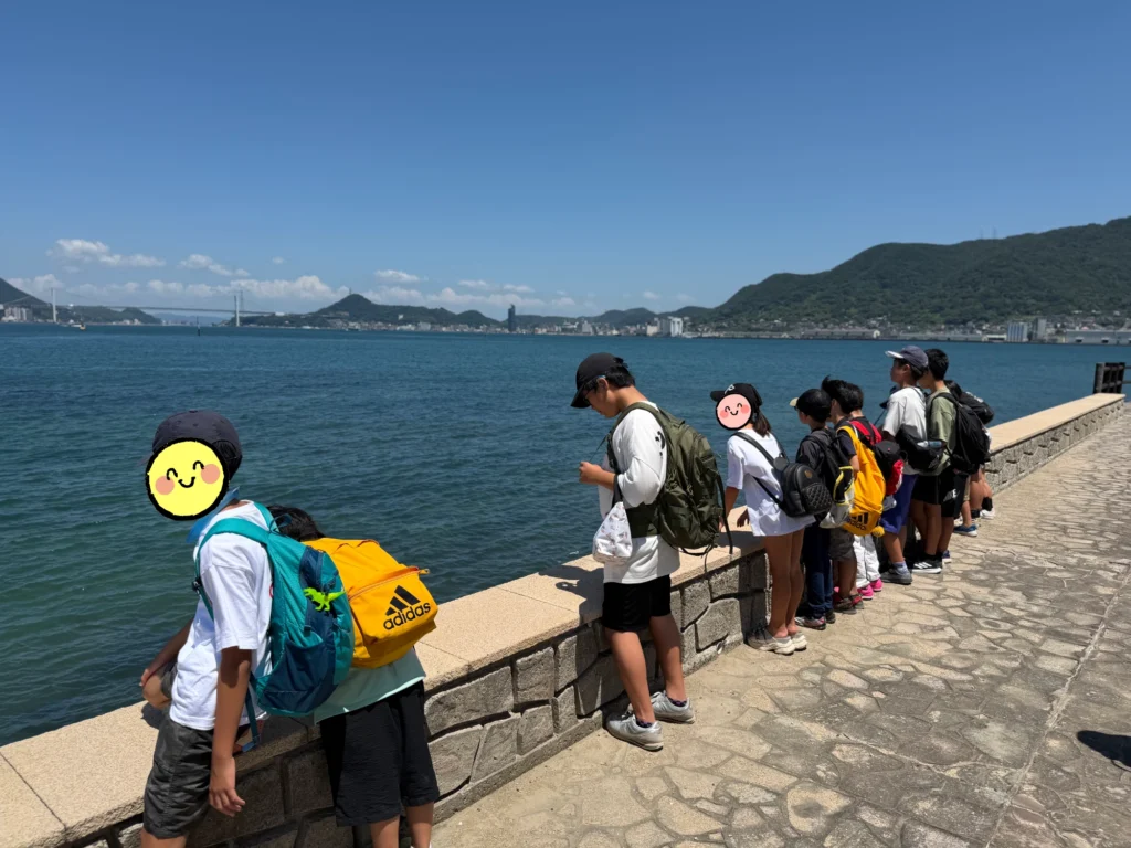 巌流島を散策する子どもたち