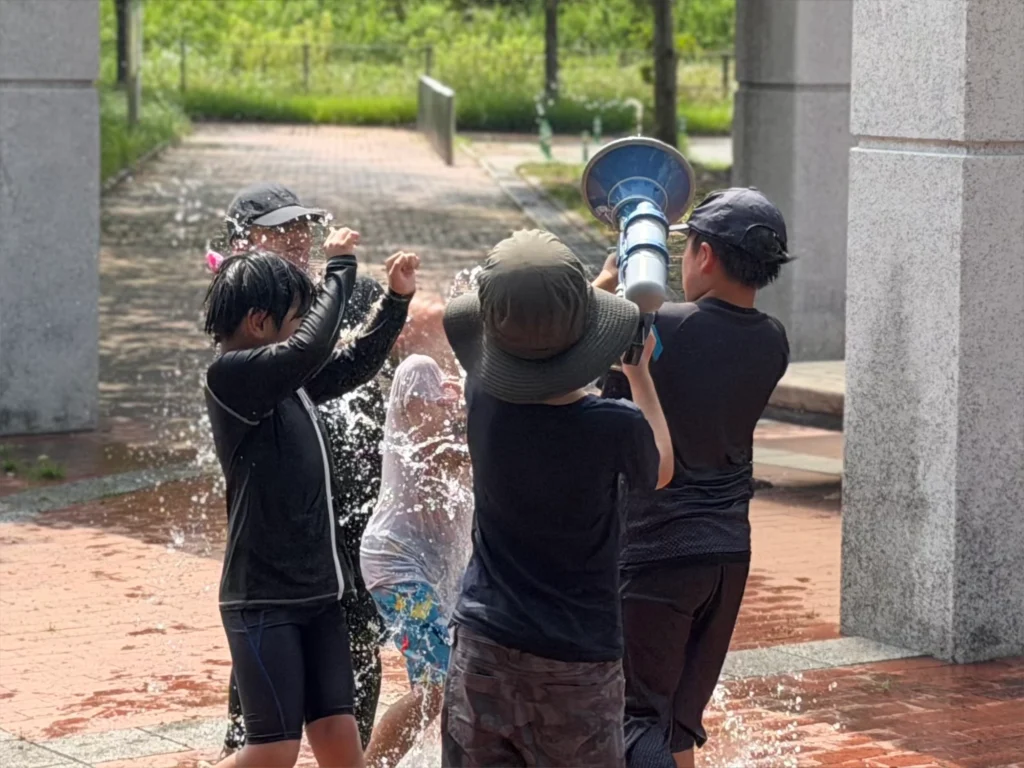 みどりんぱぁ〜くで水遊びを楽しむ子どもたち