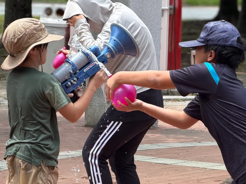 みどりんぱぁ〜くで水遊びを楽しむ子どもたち