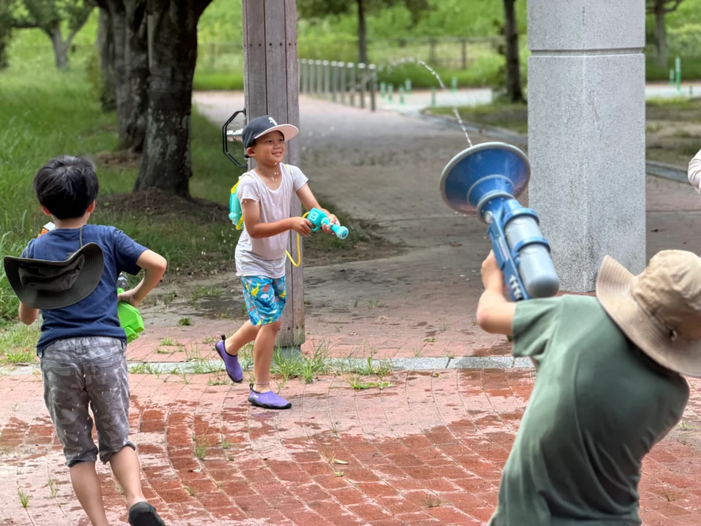 みどりんぱぁ〜くで水遊びを楽しむ子どもたち
