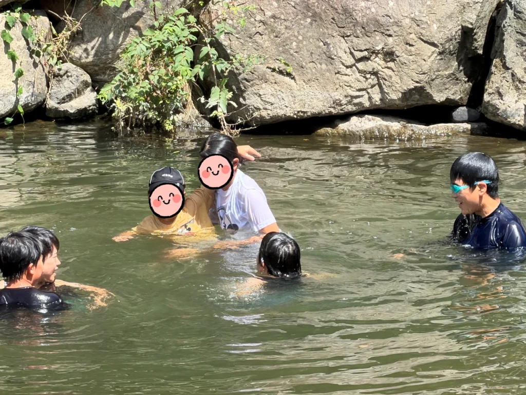 千石峡で自然体験を楽しむ子どもたち