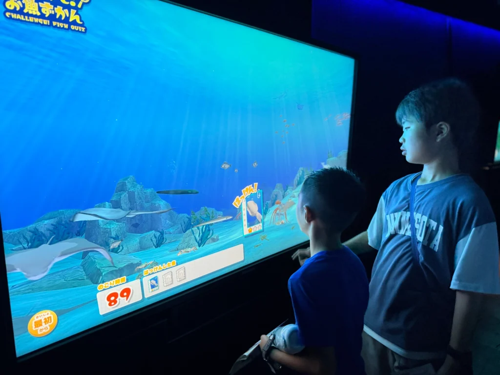 関門海峡ミュージアムで魚探しゲームをする子どもたち