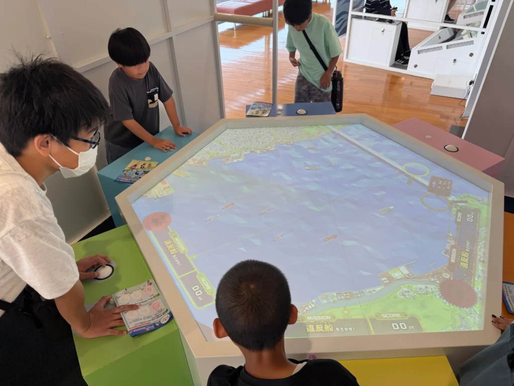 関門海峡ミュージアムの体験コーナーで遊ぶ子どもたち