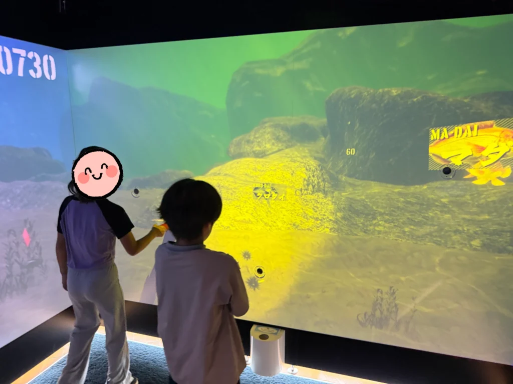 関門海峡ミュージアムで魚探しゲームをプレイする子どもたち