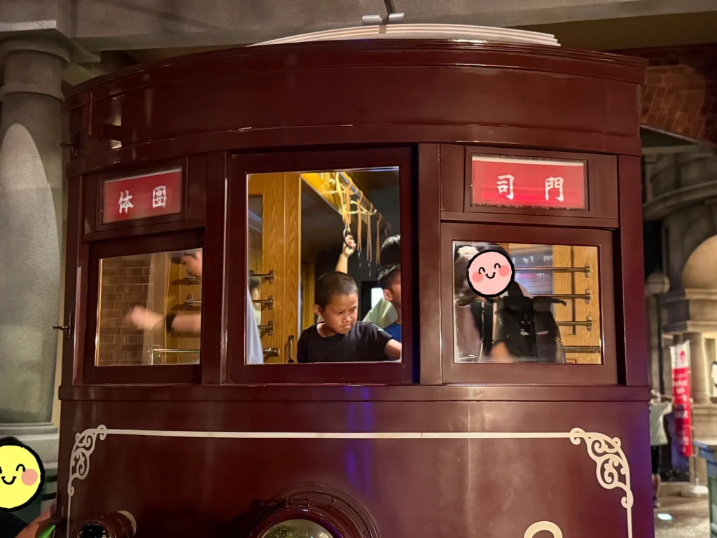 関門海峡ミュージアムのバナナ資料館で電車のレプリカに乗る子どもたち