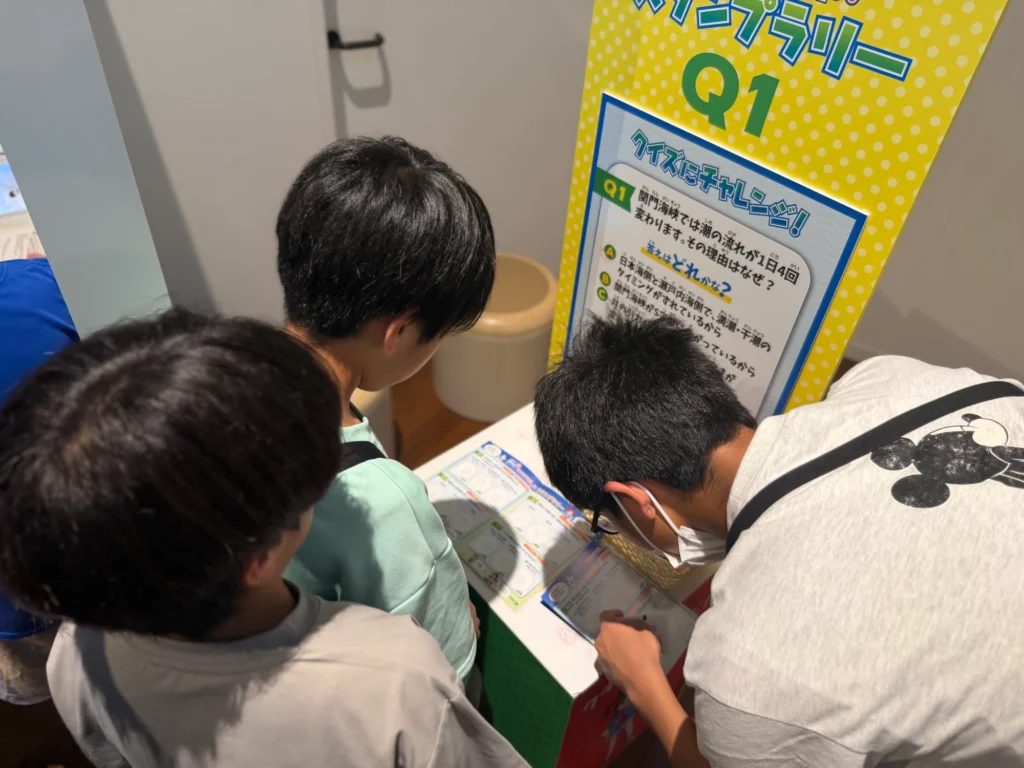 関門海峡ミュージアムでスタンプラリーに挑戦する子どもたち