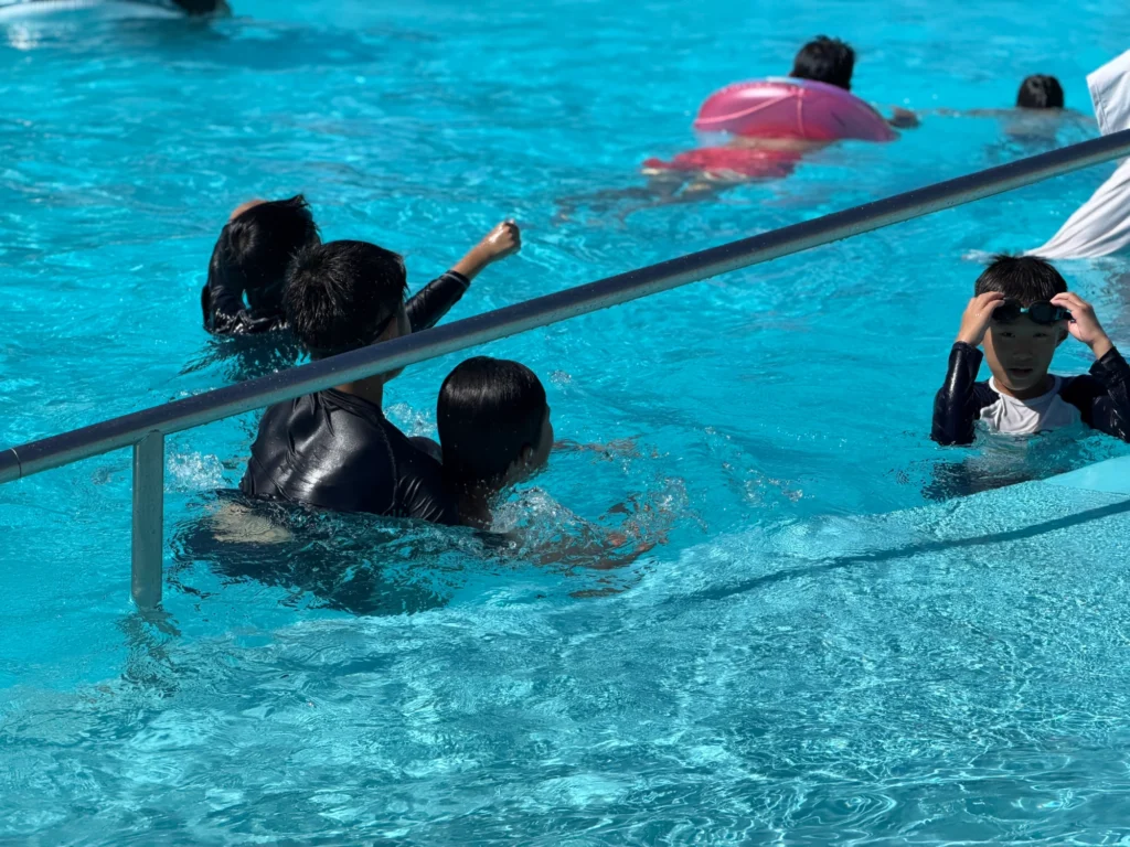 流水プールで遊ぶ子どもたち