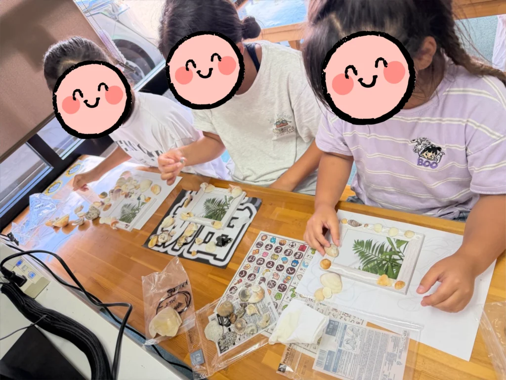 貝殻フォトフレーム制作の様子
