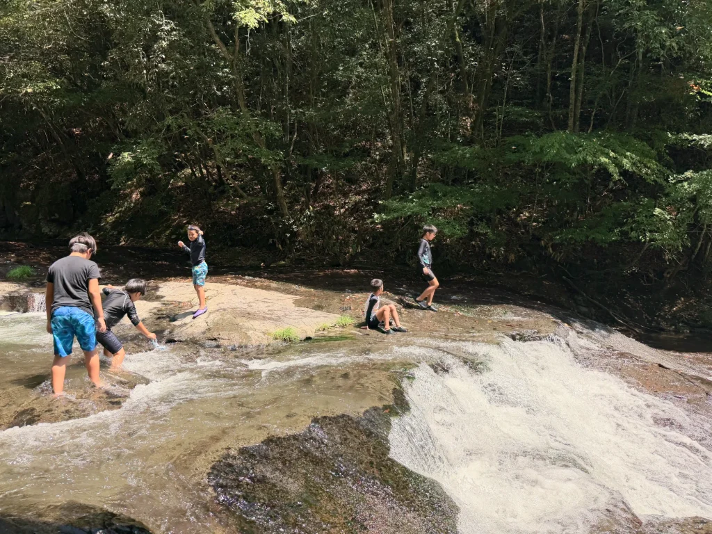 遊水峡で川遊びをする子どもたち