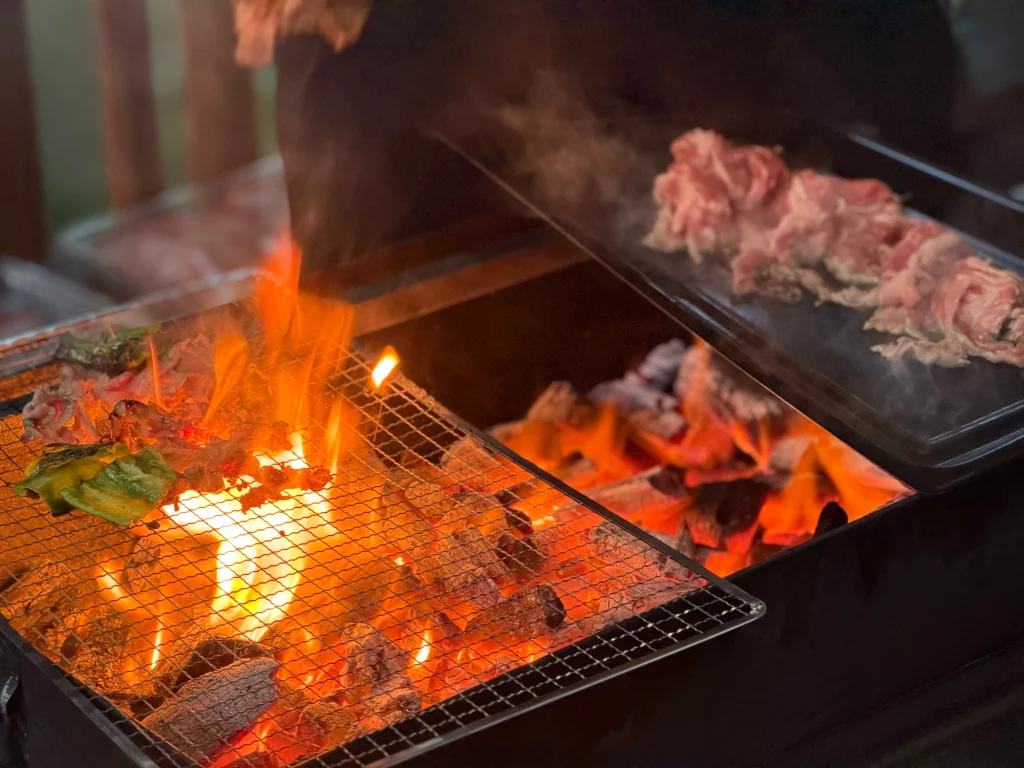 バーベキューで肉を焼く様子
