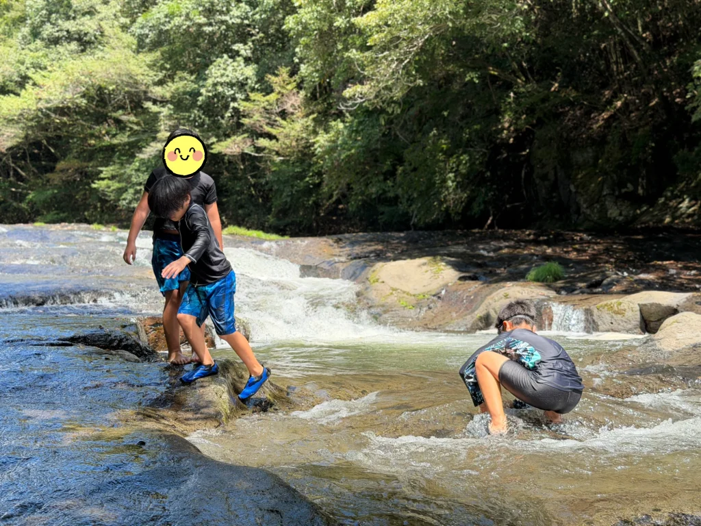 遊水峡で川遊びを楽しむ子どもたち