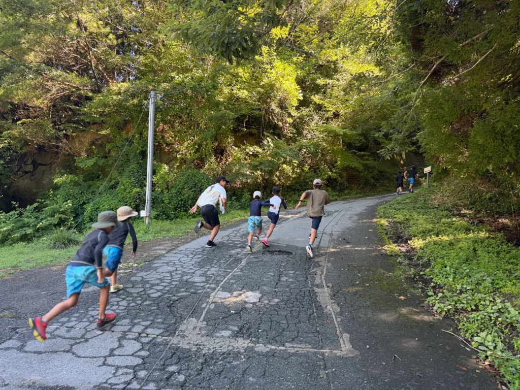キャンプで坂道ダッシュをする子どもたち