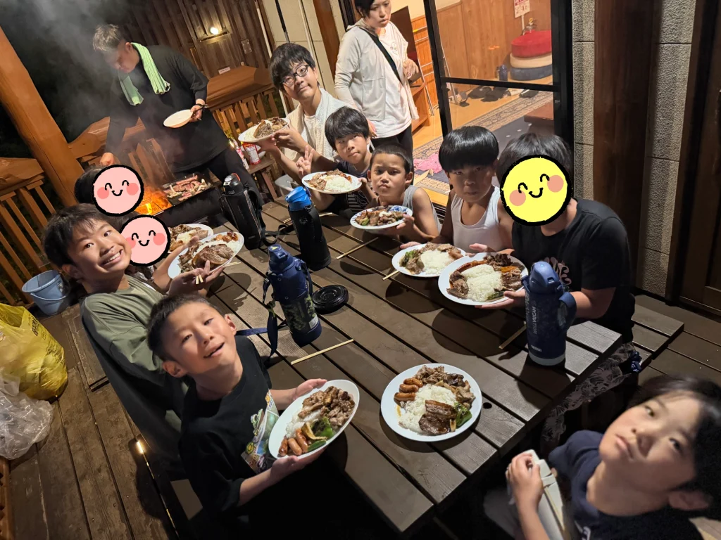 キャンプでバーベキューを楽しむ子どもたち
