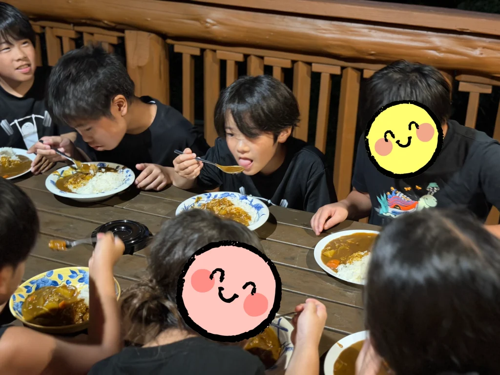 夏合宿でみんなで作ったカレーを食べる子どもたち
