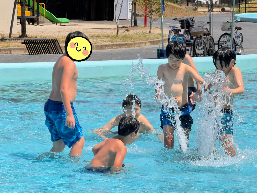 竹田公園せせらぎ水路で水遊びを楽しむ子どもたち