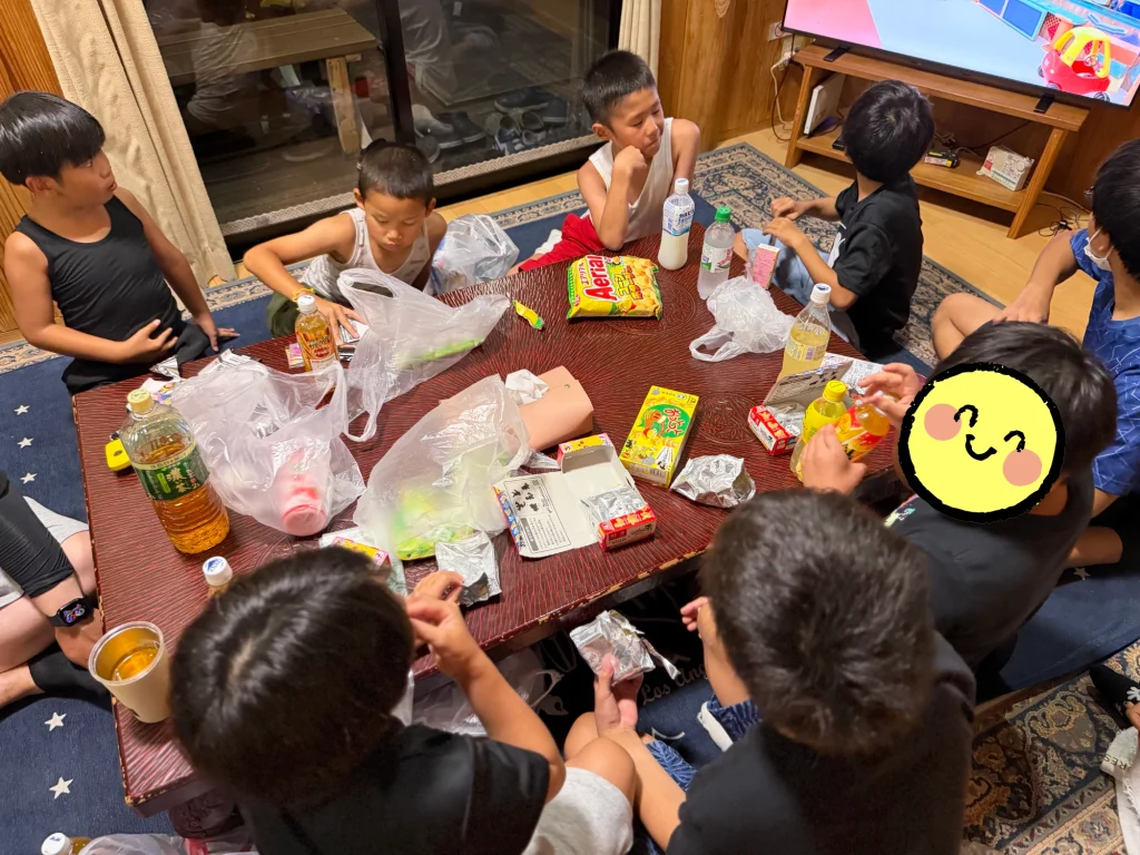 森のコテージでおやつパーティーを楽しむ子どもたち