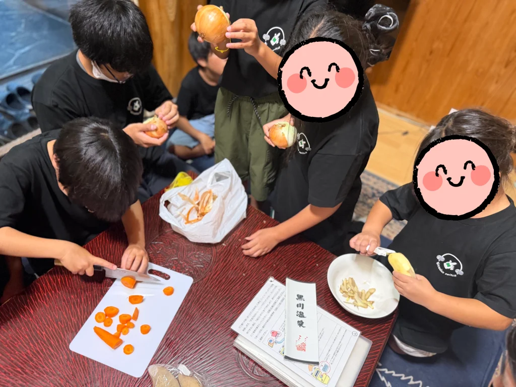 森のコテージでカレー作りをする子どもたち