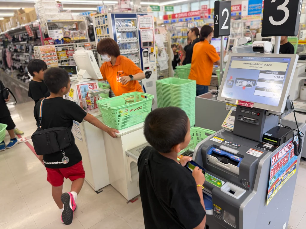 ダイレックスで予算を計算しながら買い物をする子どもたち