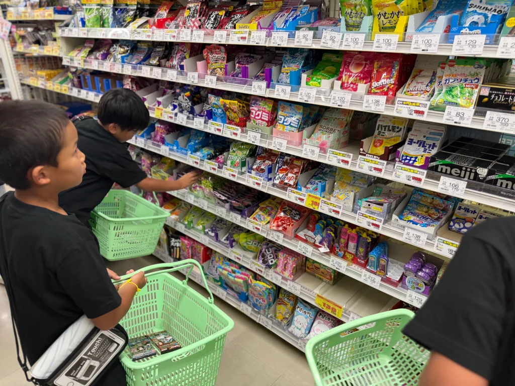 ダイレックスで予算を計算しながら買い物をする子どもたち