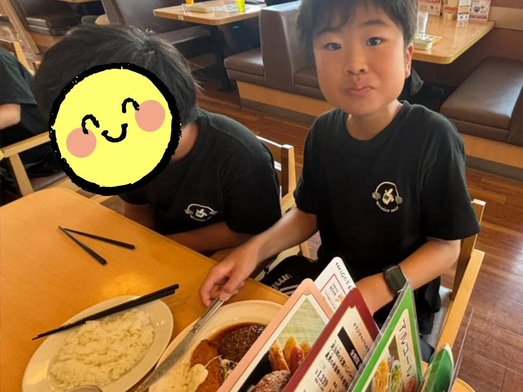 ジョイフルで食事をする子どもたち