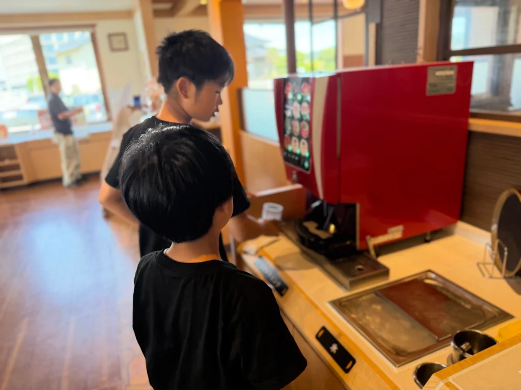ジョイフルのドリンクバーでドリンクを注ぐ子どもたち