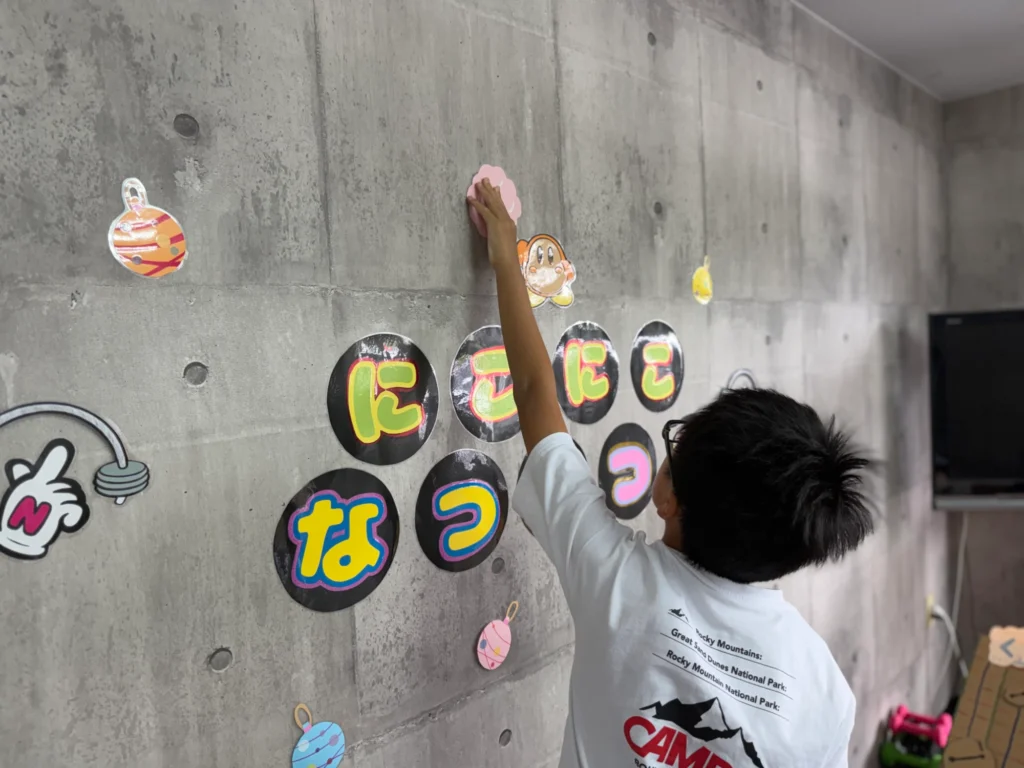 放デイの夏祭りの準備をする子ども