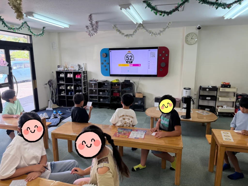 ビンゴを楽しむ子どもたち