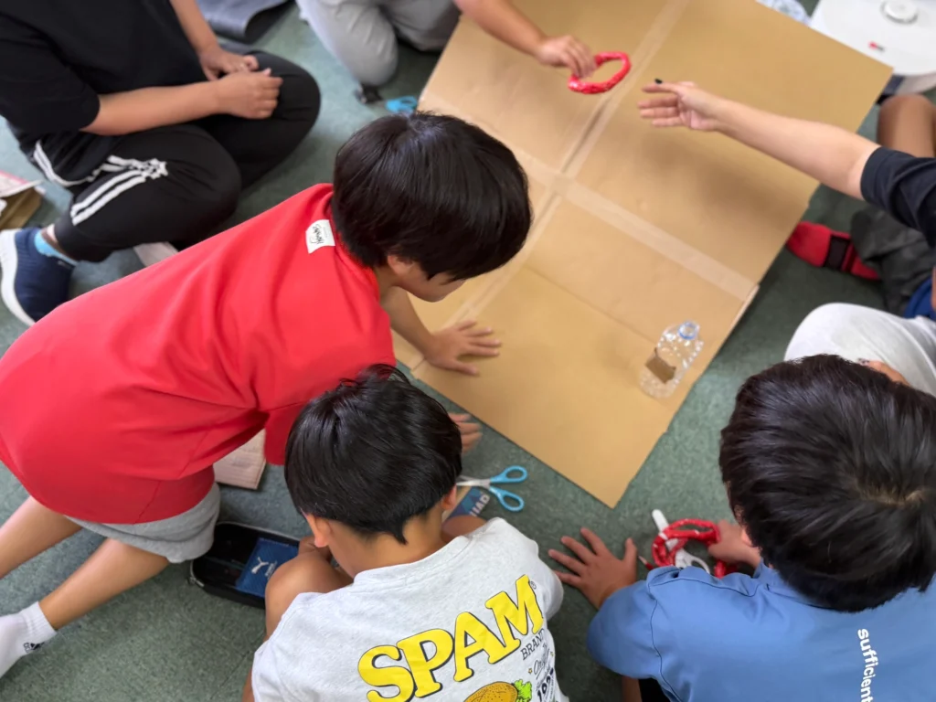 輪投げを作る子どもたち