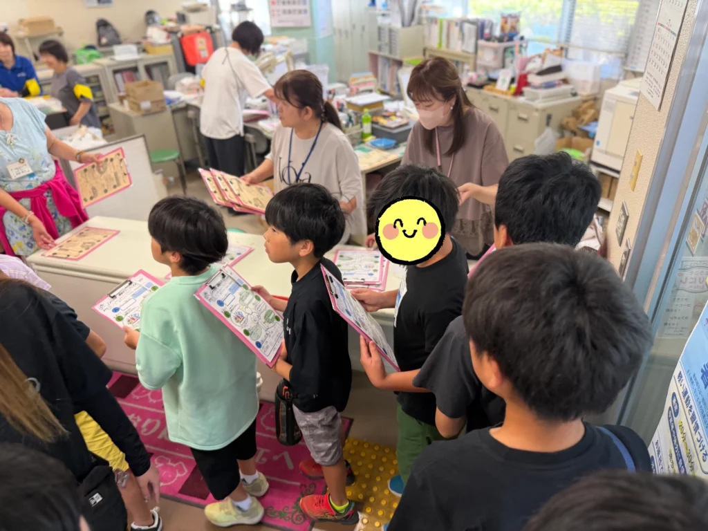 健康フェスタ2026の受付を済ませる子どもたち