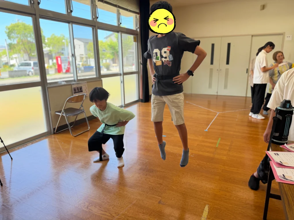 ジャンプ力測定に挑戦する子ども
