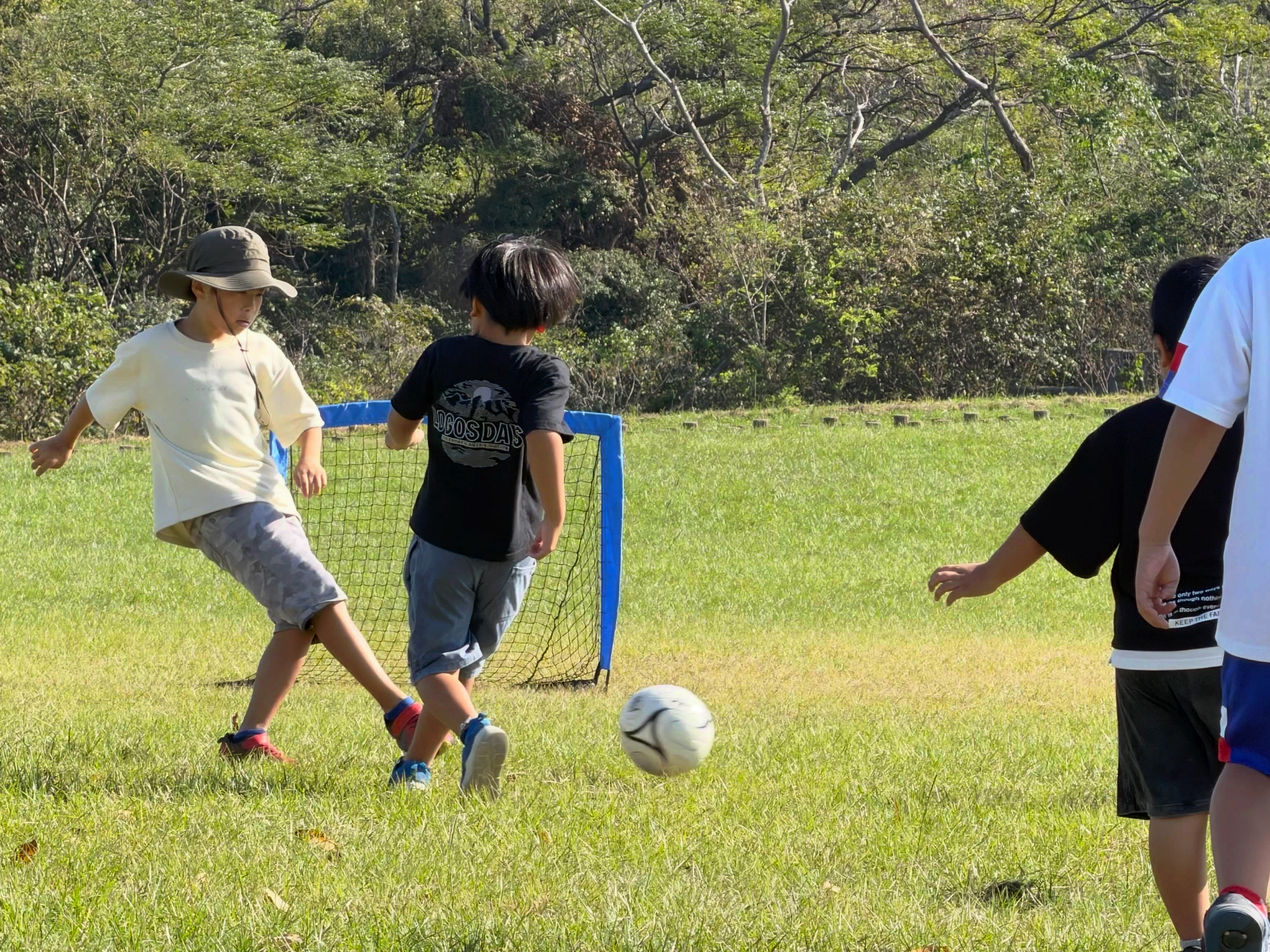 わんぱーくのゴール前でサッカーボールを蹴る子どもたち